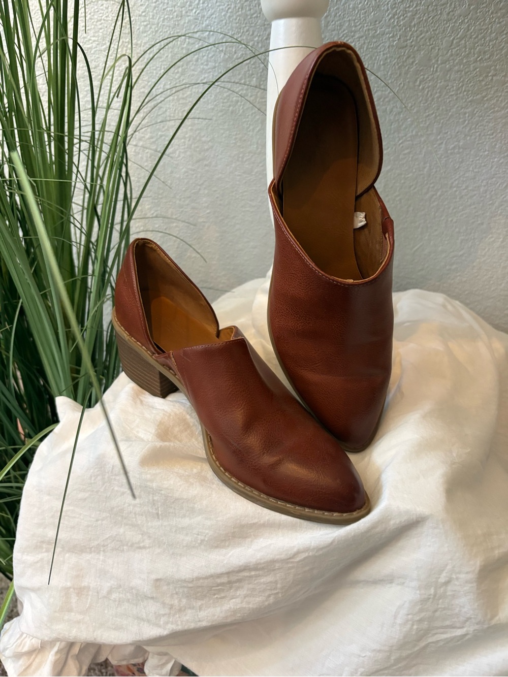 Women's Pointed Toe Slip-On Low Block Heel Shoes in Brown
